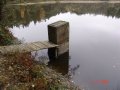 Druhý odtok z rybníka – požerák, na požeráku je stopa po měnící se výšce hladiny vody_2