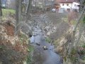 Palkovický potok v intravilánu obce – zvýšená drsnost dna