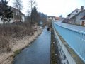 Koryto vodního toku Bradava v intravilánu města, foceno z přemostění na ulici Jiráskova