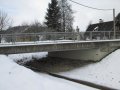 Most přes Panenský potok v obci Rynoltice s umístěnými značkami SPA