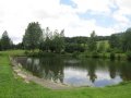 Pohled na soustavu rybníků na sever od intravilánu obce Vilémov