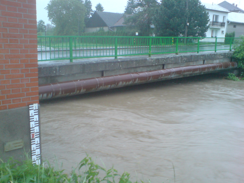 Přívalová povodeň 2010 - situace na mostě