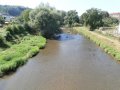 Řeka Třebůvka v intravilánu města Loštice, proti směru toku