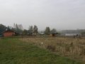 Rekreační objekty v inundaci Bečvy, za nimi štěrkoviště