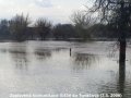 Zaplavená komunikace č. II/434 za povodňové situace 3. 4. 2006 (Zdroj: Obec Troubky)