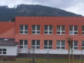 Srážkoměr na budově základní školy