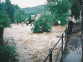 Rozvodněná Merta u pana Němce č. p. 71 a Feguta č. p. 70, Mostek byl stržen, Petrov nad Desnou, 7. 7. 1997