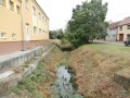Vodní tok Boršický potok v intravilánu obce (pohled proti proudu)