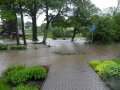 Povodně z roku 2013. Pohled na prostor před obecním úřadem směrem k hlavní silnici.