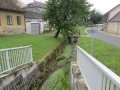 Koryto potoka Stříbrníka - pohled z mostu na silnici  III/43230