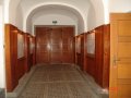 Rožmitál pod Třemšínem – Náměstí 8 – detail vývesních desek ve vchodě budovy radnice (pohled na vstupní dveře)