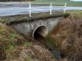 Výtoková strana trubního propustku ve Skupicích, ř. km 5,100 Skupický potok.