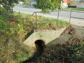 Kritické zatrubnění bezejmenného potoka za obecním úřadem.
