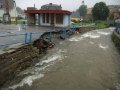 Blesková povodeň v červnu 2009 na Stříbrném potoce v Žulové – pohled na autobusovou zastávku
