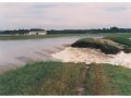 Povodeň z roku 1997 - čerstvá průrva hráze odlehčovacího ramena (14. 7. 1997)