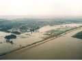 Povodeň z roku 1997 - letecký pohled na zaplavené Mikulčice (tok Kyjovky šikmo zprava doleva)