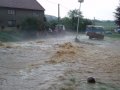 Povodně v roce 2007 - zaplavená místní komunikace u č.p. 18