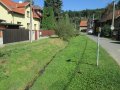 Struhařovský potok nad ústím do Mnichovky (v ulici Podskalí) - koryto je kapacitní cca na Q2