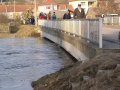 Povodeň na vodním toku Oslava v roce 2005 - mostní konstrukce na silnici III. třídy III/3993 v obci Naloučany