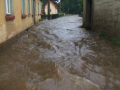 Povodeň v roce 2010 - Zaplavená místní komunikace v intravilánu obce Vilémov