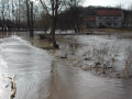 Povodně z roku 2005 - zaplavení přístupového mostku k č. p. 248 a 48