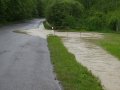 Povodeň 26. 5. 2006 - propustek u příjezdové cesty k čistírně odpadních vod Lomnice a zatopená komunikace III. třídy III/21028