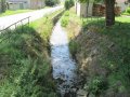 Koryto Žeravického potoka v jižní části obce od konce zatrubnění toku (u č. p. 226) 