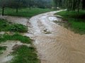 Povodně 2014, spalchy ze zemědělských pozemků nad obcí, vybřežený vodní tok Trnovec