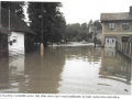 8. 7. 1997 - U kovárny v pondělí večer, bílý dům vlevo byl v noci poškozen, že byla nutná jeho demolice.