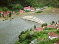Most Edvarda Beneše a zaplavený intravilán městyse Štěchovice při povodni v srpnu 2002 (zdroj: https://region.rozhlas.cz/letos-v-srpnu-uplyne-10-let-od-nicivych-povodni-7269848)