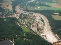 Letecký záběr na zatopené Štěchovice dne 14. 8. 2002 (zdroj: http://www.zam.fme.vutbr.cz/~raud/povodne/popup.php?id=786&adresar=vltava1&co=Vd)