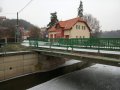 Most přes Kocábu u školy, v pozadí budova hasičské zbrojnice