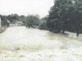 13. 8. - Nejvyšší stav vody na Litavce při povodni 2002 - pohled z mostu