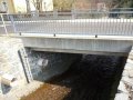 Most na vodním toku Bystřice s vodočetnou latí u objektu č. p. 101/4