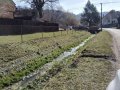 Koryto v intravilánu u školy
