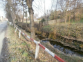 Vodní tok Sedlinka v intravilánu obce (foto z levé strany břehu)